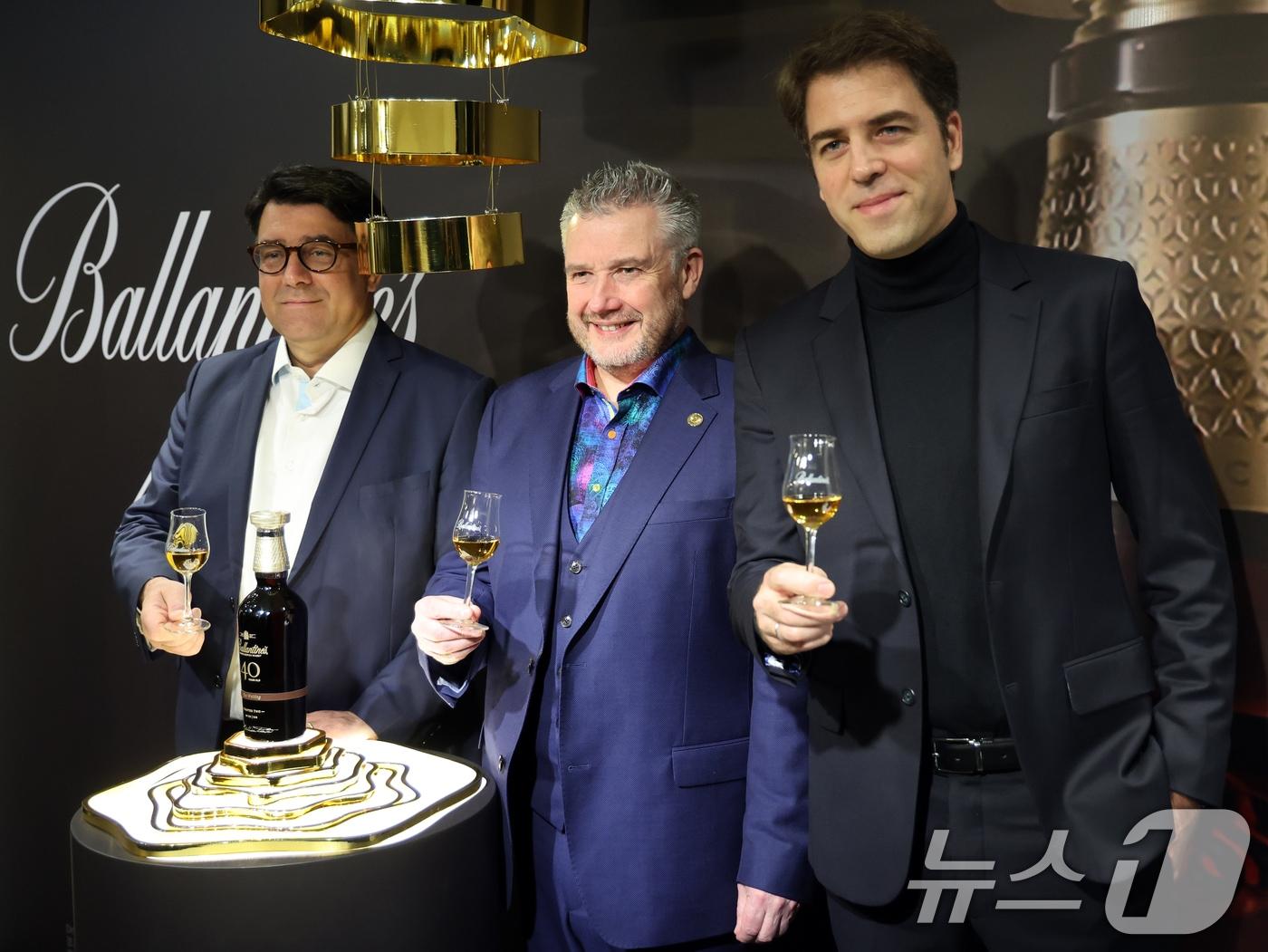 본문 이미지 - 프란츠 호튼 페르노리카코리아 대표(왼쪽부터)와 샌디 히슬롭 발렌타인마스터 블렌더, 미겔 파스칼 마케팅 전무가 27일 서울 강남구 까사알렉시스 도산점에서 '발렌타인 40년 마스터 클래스 컬렉션-더 웨이팅'을 소개하고 있다. 2024.11.27/뉴스1 ⓒ News1 황기선 기자