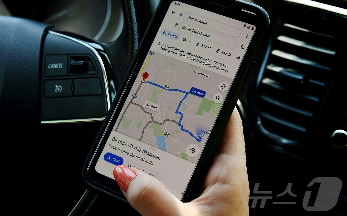 본문 이미지 - 2020년 6월 9일 미국 버지니아 알링턴에서 한 운전자가 구글 지도를 따라 코로나19 검사 센터로 이동하는 모습. 2020.06.09 ⓒ AFP=뉴스1