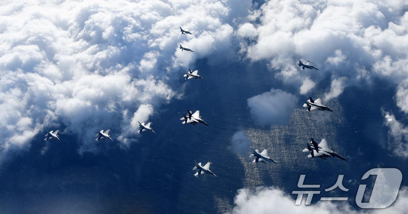 본문 이미지 - 서해상에서 F-35A, F-15K, F-16, FA-50, F-5 전투기 등이 소링 이글(Soaring Eagle) 훈련' 중 항공차단 훈련을 실시하고 있다. (공군제공) ⓒ 뉴스1