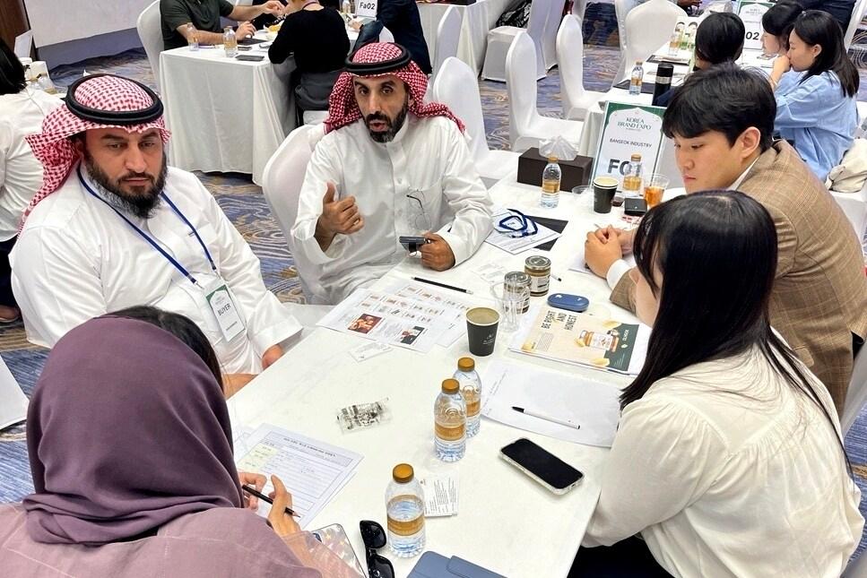 본문 이미지 - 롯데홈쇼핑 대한민국 브랜드 엑스포 중동 수출상담회 현장(롯데홈쇼핑 제공)