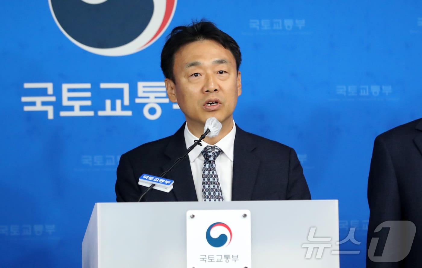 본문 이미지 - 이상주 국토교통부 국토도시실장이 27일 세종시 정부세종청사 국토교통부 브리핑실에서 1기 신도시(분당·일산·평촌·중동·산본) 선도지구 지정 내용을 발표하고 있다. 2024.11.27/뉴스1 ⓒ News1 김기남 기자