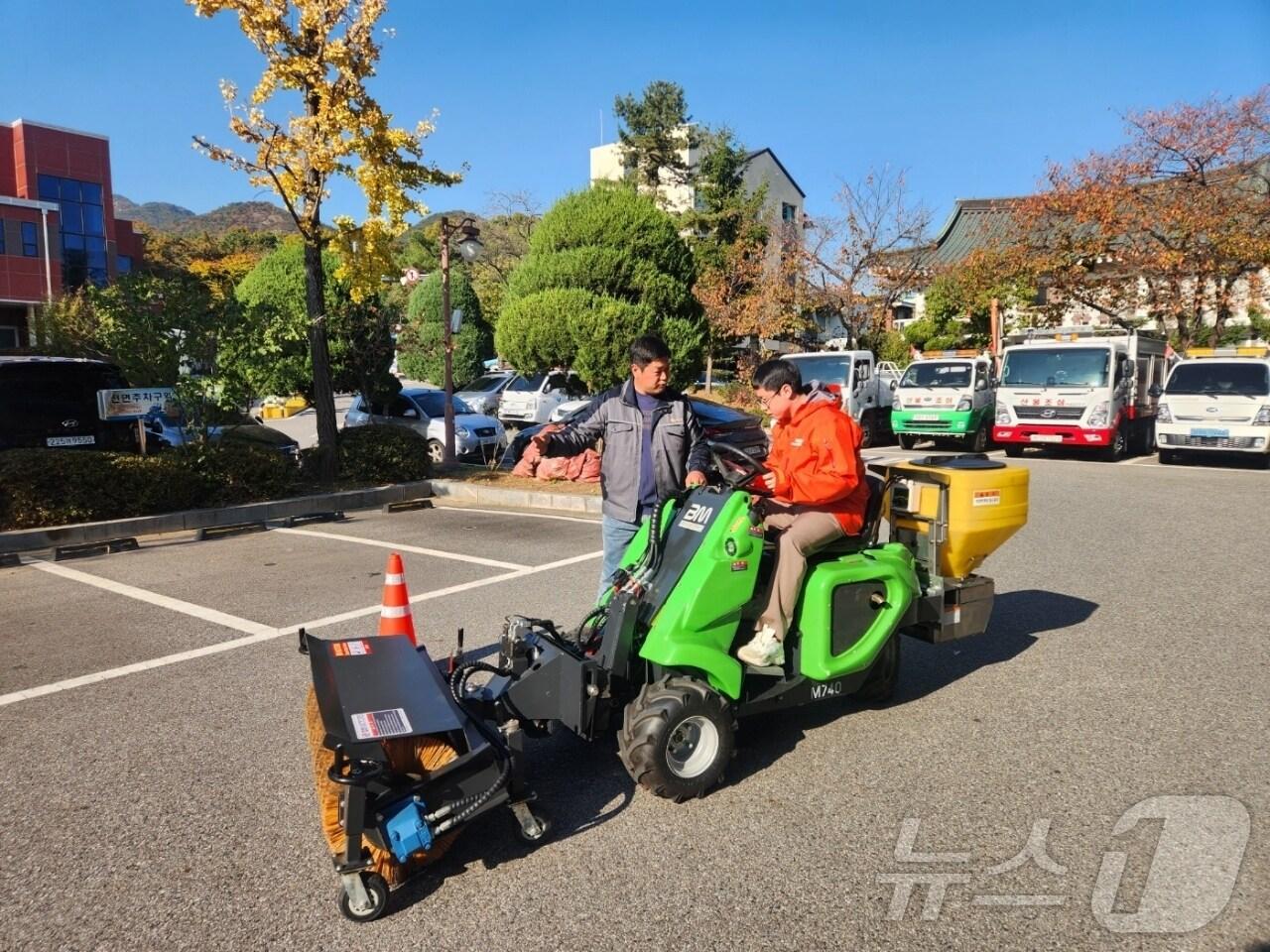 본문 이미지 - 과천시 제설차량 시험 운행 모습.(과천시 제공)