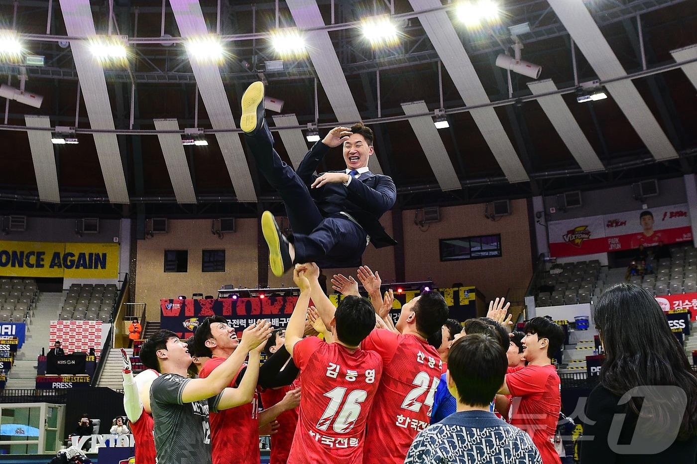 26일 은퇴식과 함께 득점 신기록상을 수상한 박철우가 한국전력 동료들의 헹가래를 받고 있다. (KOVO 제공)