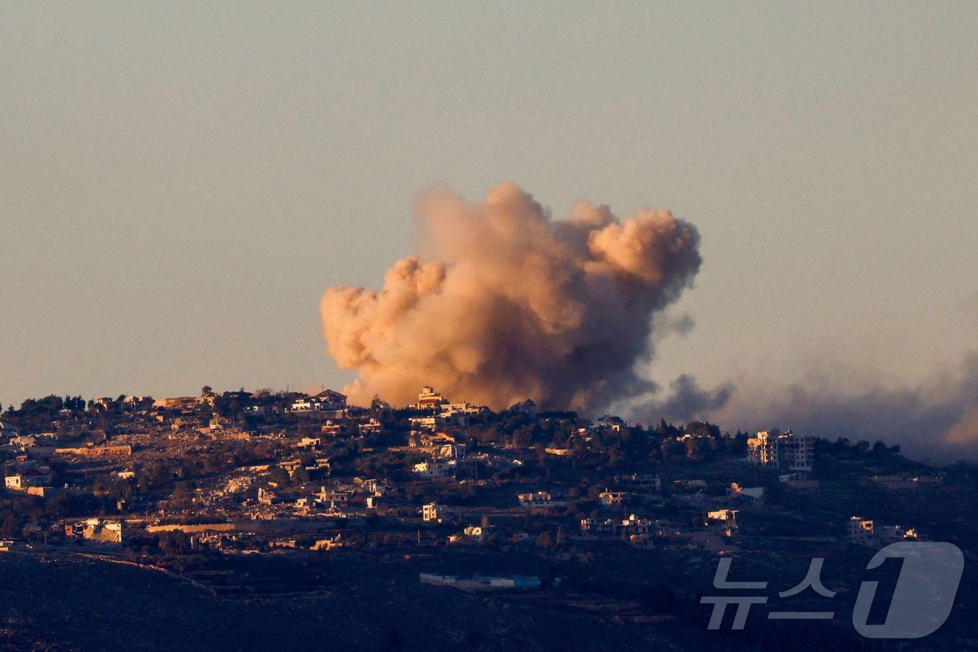 26일 (현지시간) 레바논 남부 키암에서 헤즈볼라와 전쟁 중인 이스라엘 군의 공습을 받아 연기가 솟아 오르고 있다. 2024.11.27 ⓒ AFP=뉴스1 ⓒ News1 우동명 기자