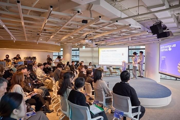 본문 이미지 - 문화체육관광부와 (재)예술경영지원센터가 주최한 '2024 아트코리아랩 페스티벌' 피칭 어워즈에서 아트코리아랩 대학연계 아트&테크 창업 활성화 지원사업에 참여한 예비창업팀이 프로젝트를 소개하고 있다. / 사진=(재)예술경영지원센터 제공