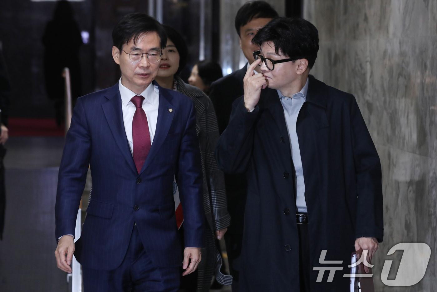 본문 이미지 - 한동훈 국민의힘 대표와 조경태 격차해소특별위원장이 27일 오전 서울 여의도 국회에서 '정년연장의 쟁점과 과제'를 주제로 열린 격차해소특별위원회 정책토론회에 참석하고 있다. 2024.11.27/뉴스1 ⓒ News1 이광호 기자
