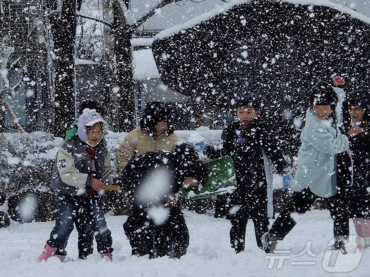 본문 이미지 - 27일 오전 전북자치도 진안군에 15㎝ 이상의 첫눈이 내린 가운데 진안초등학교 어린이들이 신나게 뛰어노는 모습&#40;진안군 제공&#41; ⓒ News1 김동규 기자