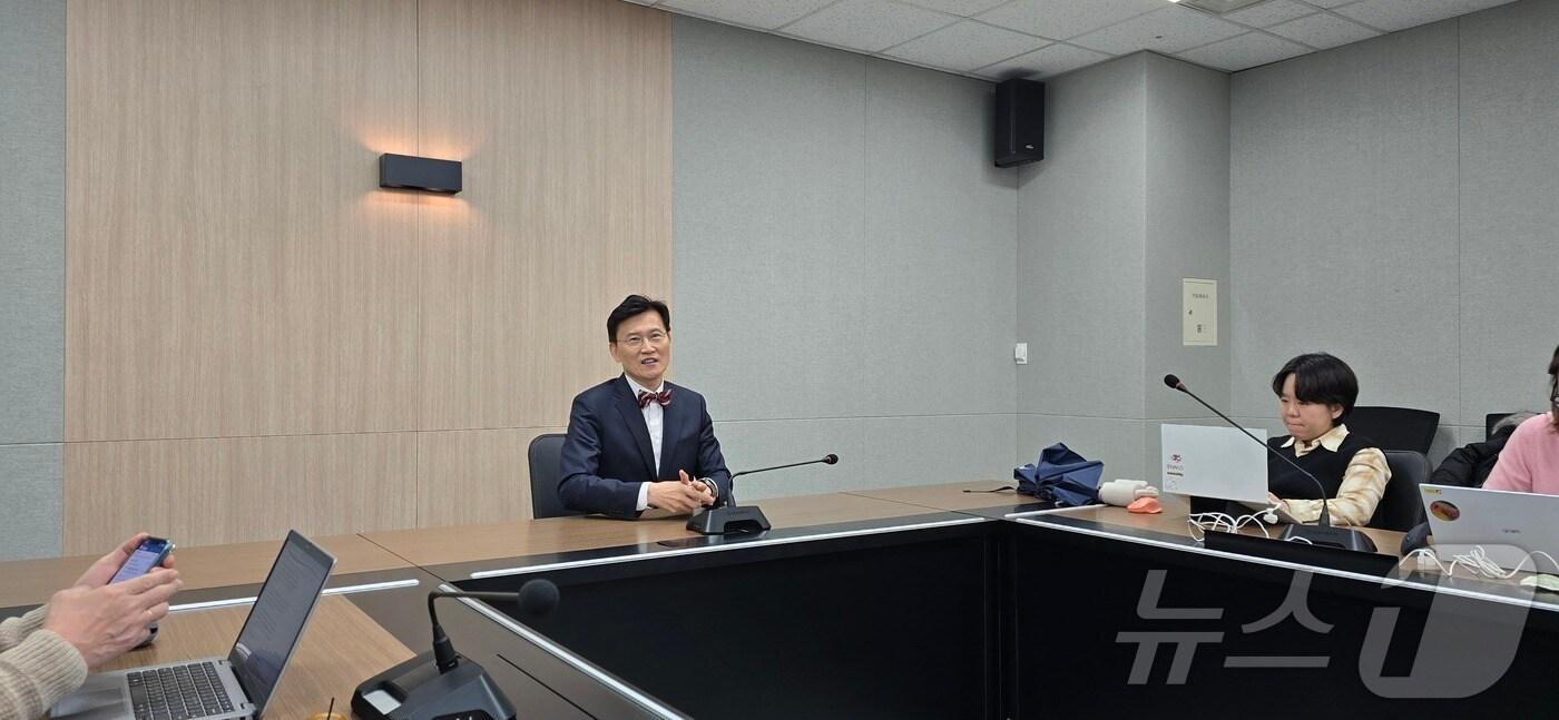 본문 이미지 - 27일 경기 성남시 판교 글로벌 연구개발(R&D) 센터에서 한국 인공지능(AI) 안전연구소가 출범했다. 취재진 질문에 답하는 김명주 AI 안전연구소 초대 소장./뉴스1 ⓒ News1 윤주영 기자