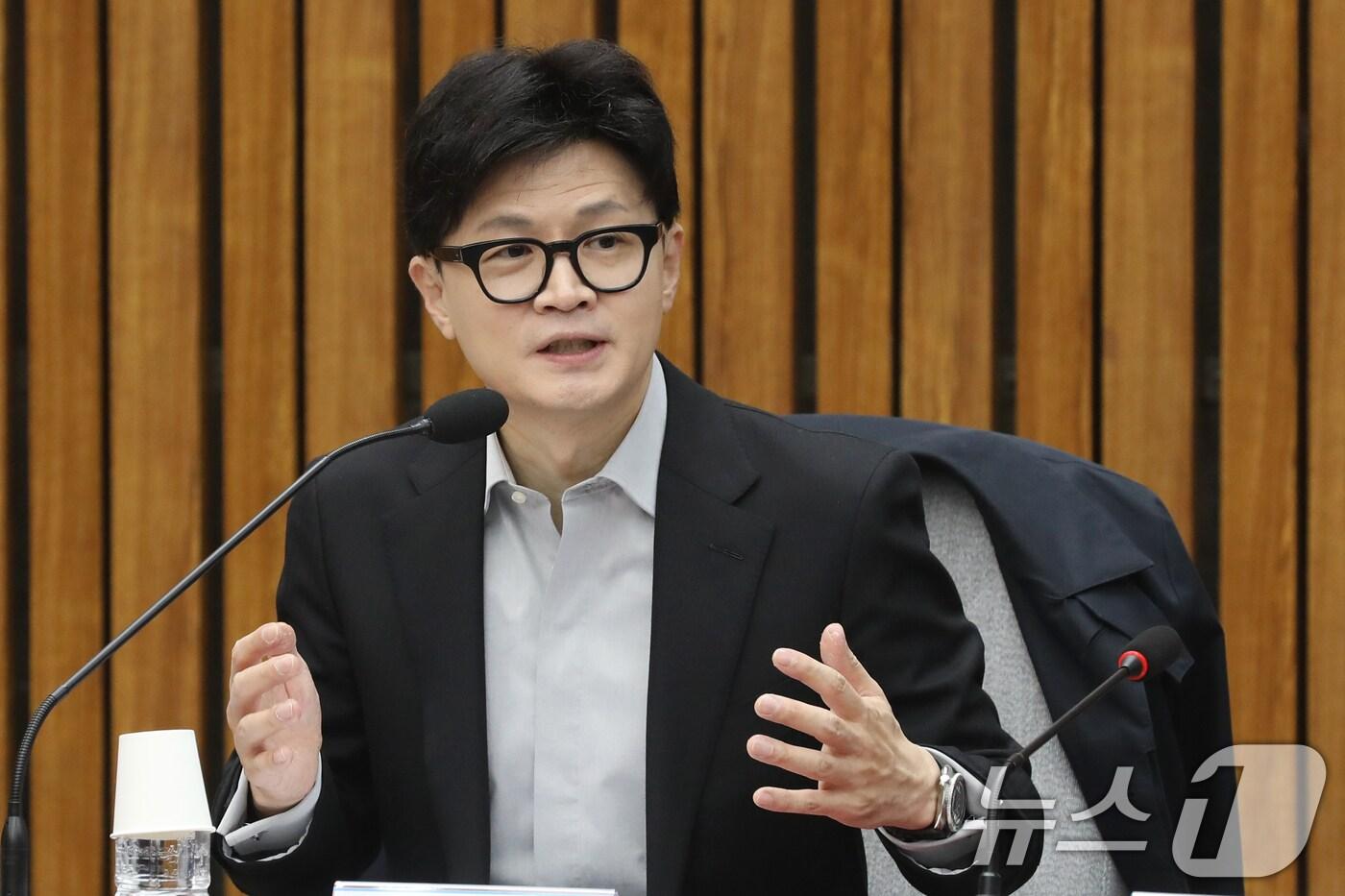 본문 이미지 - 한동훈 국민의힘 대표가 27일 오전 서울 여의도 국회에서 '정년연장의 쟁점과 과제'를 주제로 열린 격차해소특별위원회 정책토론회에 참석해 발언하고 있다. 2024.11.27/뉴스1 ⓒ News1 이광호 기자