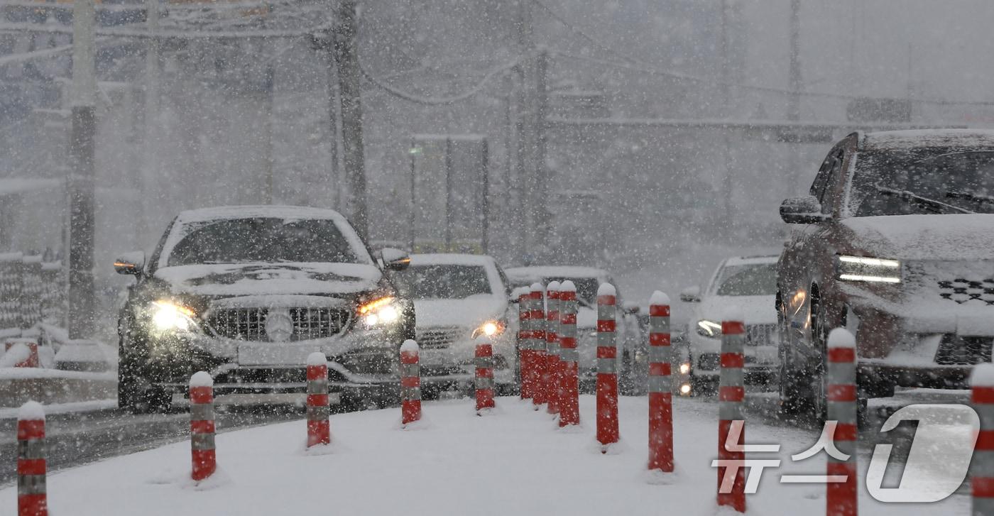 전국 곳곳에 최대 20㎝ 이상의 많은 눈이 내린 지난해 11월 27일 경기 용인시 기흥구 용구대로가 폭설로 인해 정체를 빚고 있다.(자료사진) 2024.11.27/뉴스1 ⓒ News1 김영운 기자