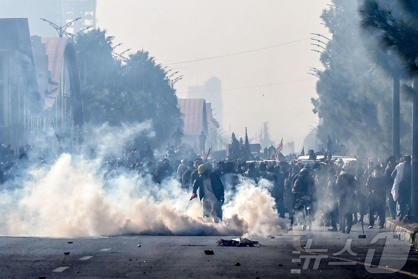 본문 이미지 - 26일(현지시간) 파키스탄 이슬라마바드에서 수감된 임란 칸 전 총리의 석방을 요구하는 시위대가 군대와 충돌했다. 24.11.26 ⓒ AFP=뉴스1 ⓒ News1 김예슬 기자