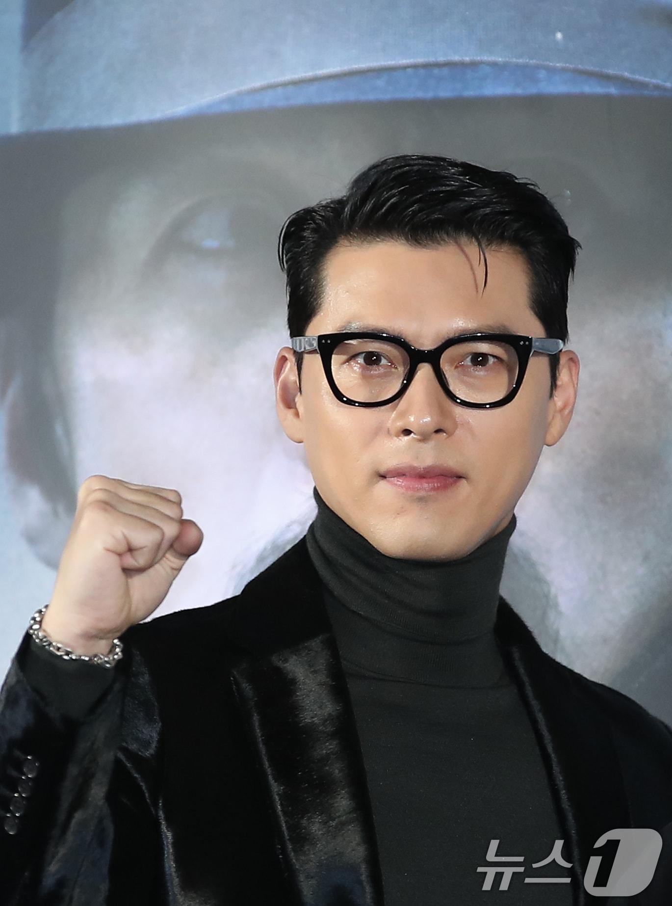 본문 이미지 - 배우 현빈이 서울 용산구 CGV용산아이파크몰에서 열린 영화 '하얼빈'(감독 우민호) 제작보고회에 참석해 포즈를 취하고 있다. 2024.11.27/뉴스1 ⓒ News1 권현진 기자