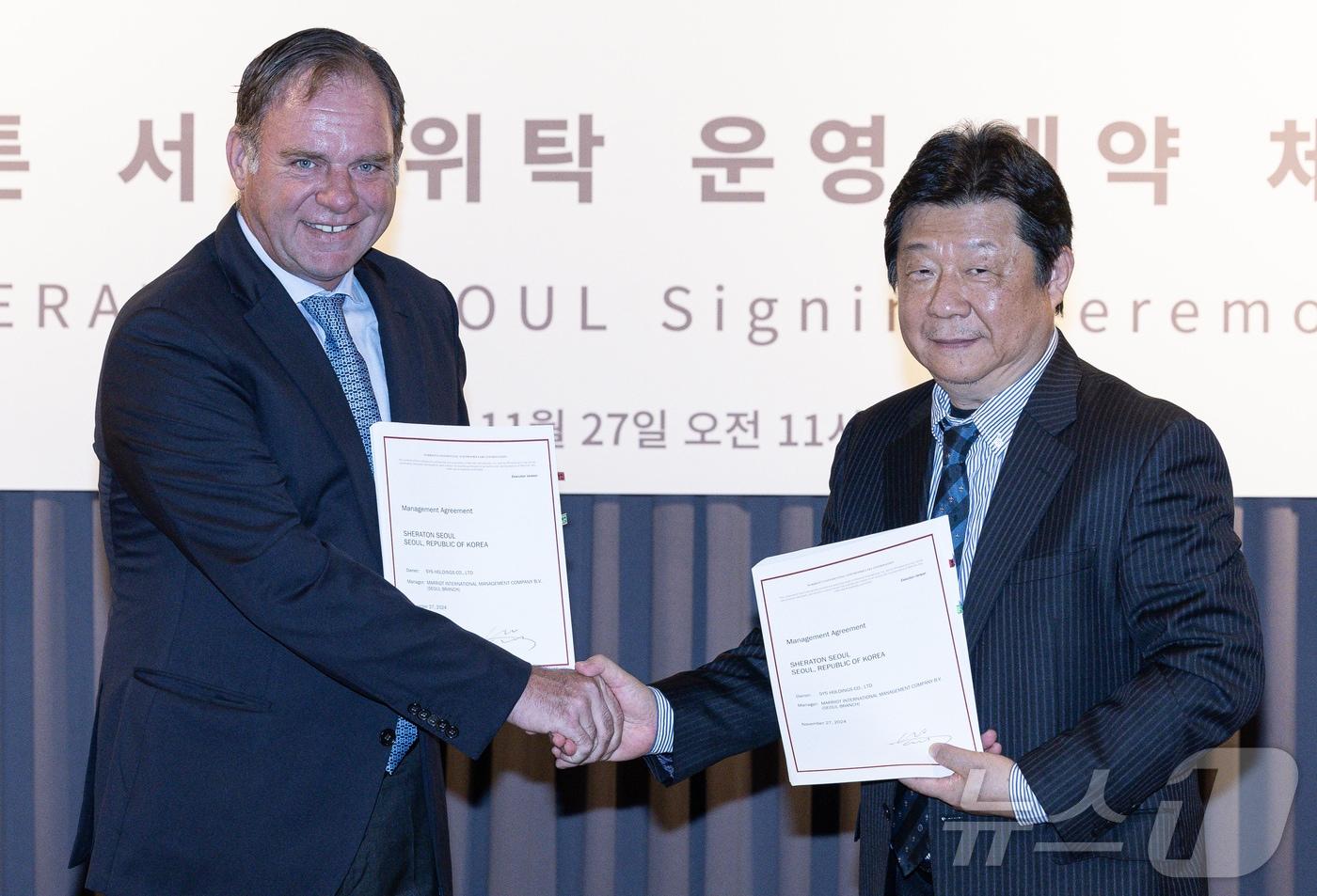 홍봉철 에스와이에스홀딩스 회장(오른쪽)과 피터 가스너 메리어트 인터내셔널 아시아태평양 개발 총괄 부사장이 서울 용산구 전자랜드에서 열린 쉐라톤 서울 위탁 운영 계약 체결식에서 계약서에 서명한 후 악수하고 있다. /뉴스1 ⓒ News1 이재명 기자