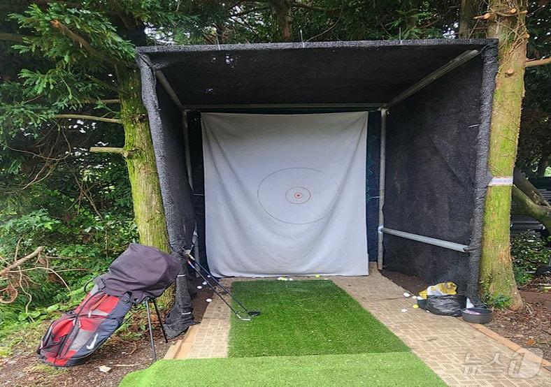 본문 이미지 - 서귀포쓰레기 위생매립장 공무직 근로자들이 근무지 한편에 설치했던 골프 연습장.(제주특별자치도의회 제공)