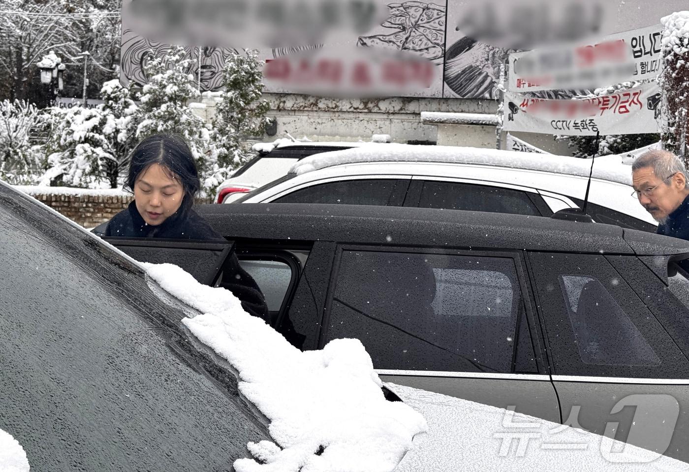 김민희(왼쪽)와 황상수 감독 2024.11.27/뉴스1 ⓒ News1 박혜성 기자