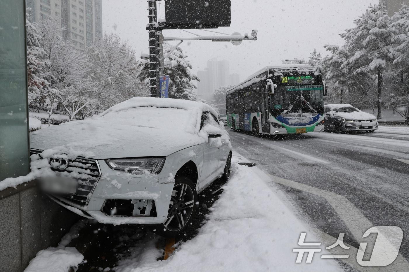 본문 이미지 - 경기 수원시 영통구 일대에서 빙판길 교통사고가 발생해 차량이 인도 위로 올라가 있다. 2024.11.27/뉴스1 ⓒ News1 김영운 기자