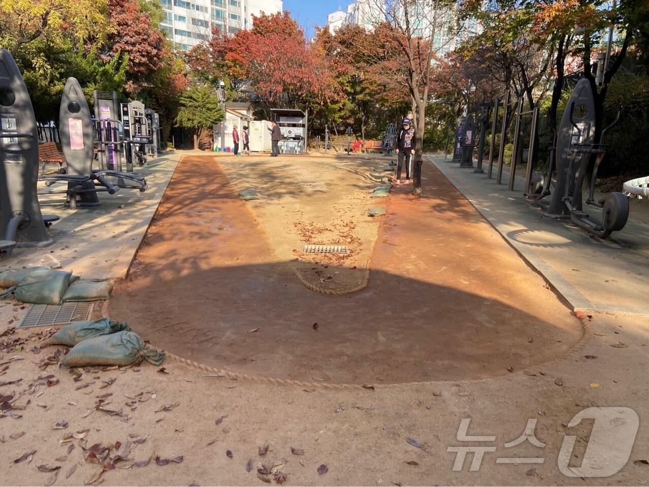 본문 이미지 - 마포구가 도화동 쉼터에 새롭게 조성한 황톳길.(마포구청 제공)