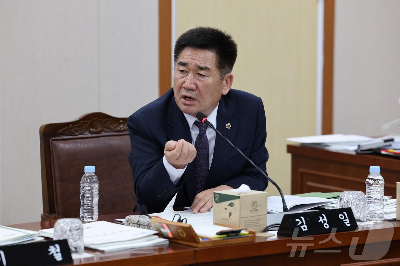 본문 이미지 - 김성일 도의원이 2025년도 감사관실 소관 예산안 심사에서 질의 하고 있다.(전남도의회 제공)/뉴스1 