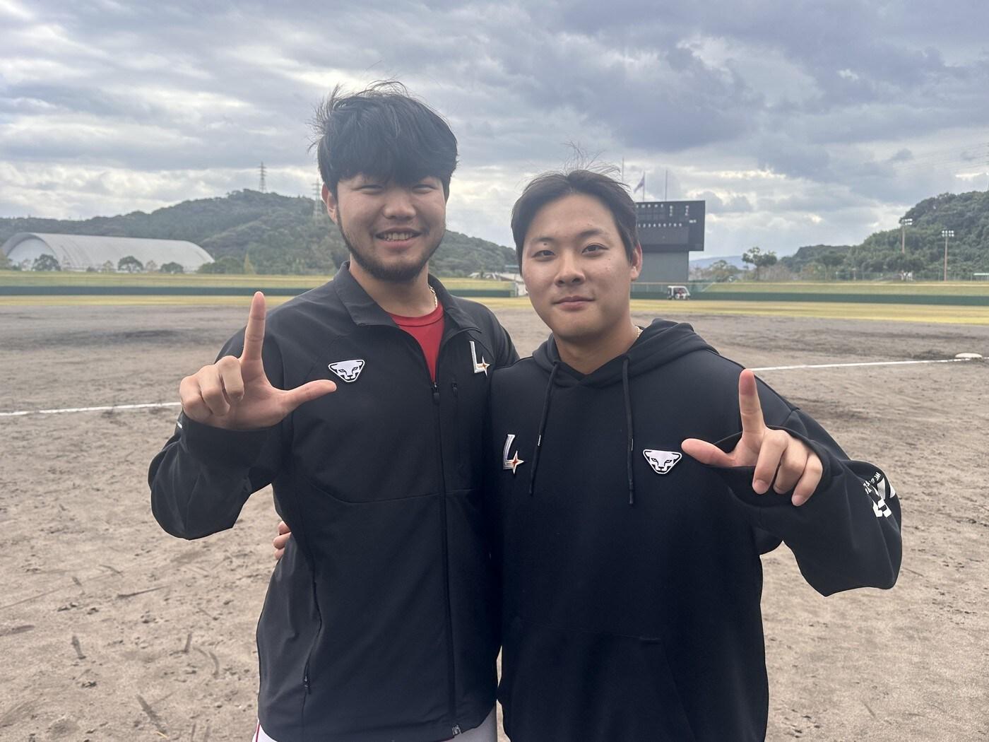 본문 이미지 - SSG 랜더스의 가고시마 마무리캠프에서 MVP로 선정된 박시후와 최준우. (SSG 제공)