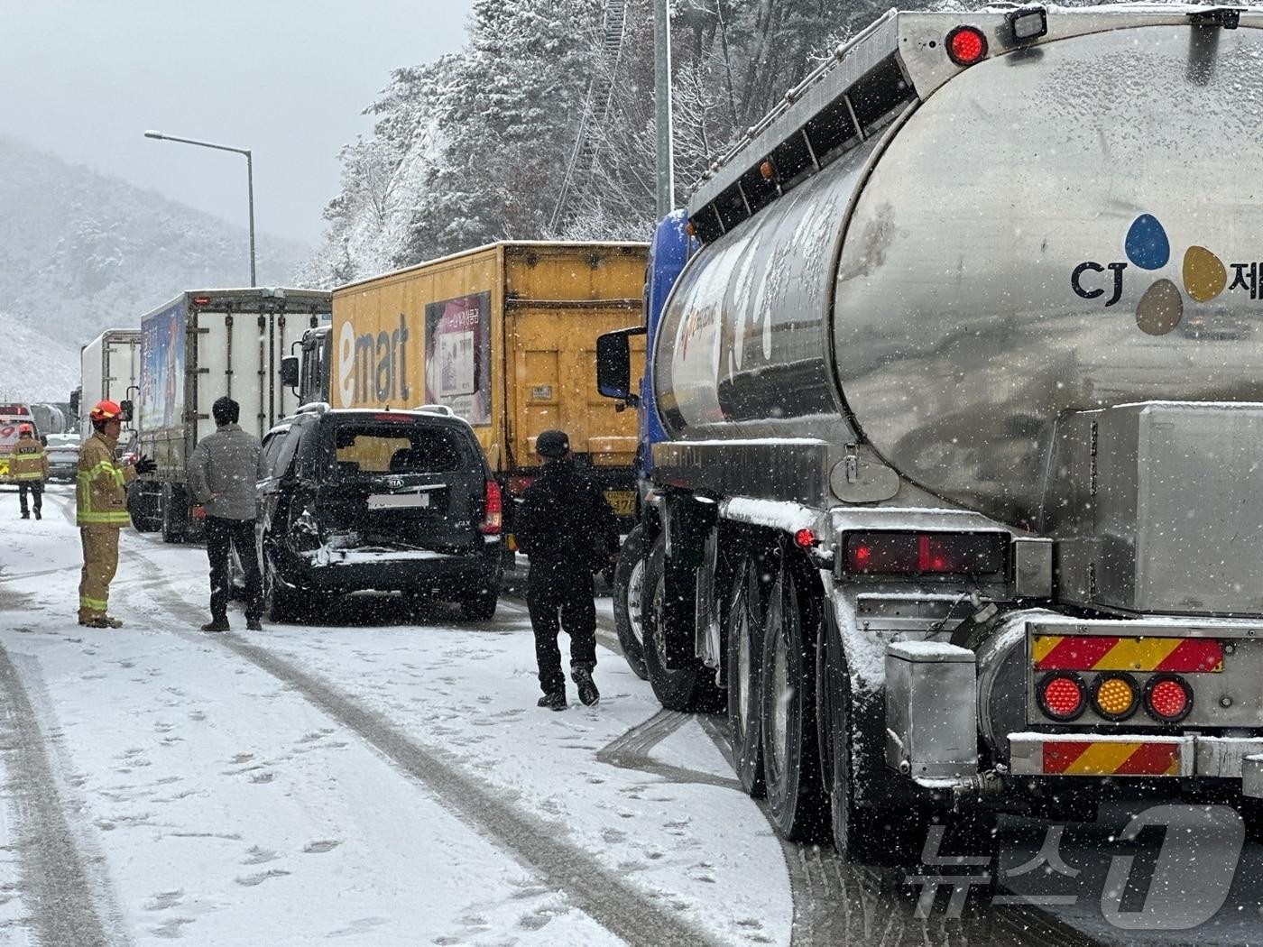 본문 이미지 - 27일 낮 12시 27분쯤 충북 음성군 평택제천고속도로 평택방향 용계 2교에서 대형 화물차와 승용차 등 다중 추돌사고가 일어났다.(충북소방본부 제공).2024.11.27/뉴스1 