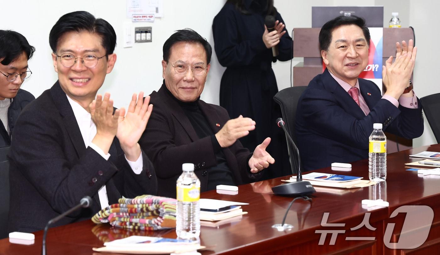 국민의힘 김기현 의원(오른쪽)과 조정훈 의원(왼쪽)이 27일 오후 서울 여의도 국회 의원회관에서 국민의힘 재집권 가능한가?를 주제로 열린 투게더포럼 11월 특강에 자리하고 있다. 2024.11.27/뉴스1 ⓒ News1 김민지 기자