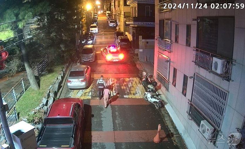 본문 이미지 - 울산 동구CCTV 통합관제센터가 심야 시간대 자택에서 가출한 치매 어르신을 발견해 안전 귀가를 지원했다.(울산 동구 제공)