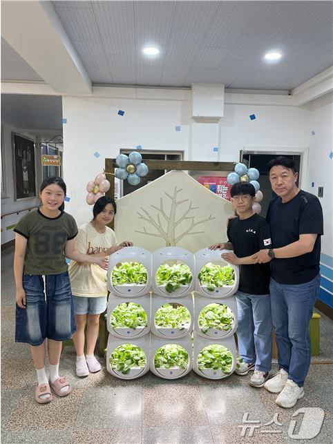 본문 이미지 - 강원 양구 임당초 학생들이 교내 스마트팜에서 재배한 작물.(임당초 제공)
