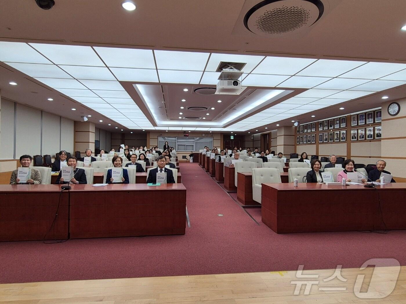 본문 이미지 - 27일 전북자치도 의원 총회의실에서 ‘지방소멸 대응정책 발굴을 위한 지산학 정책포럼’이 열리고 있다.(포럼제공)2024.11.27/뉴스1