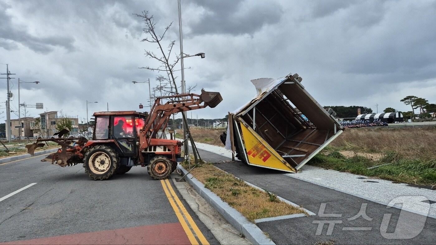 태안 안면읍에서 시설물이 뒤집혀 있는 모습. (태안소방서 제공) / 뉴스1