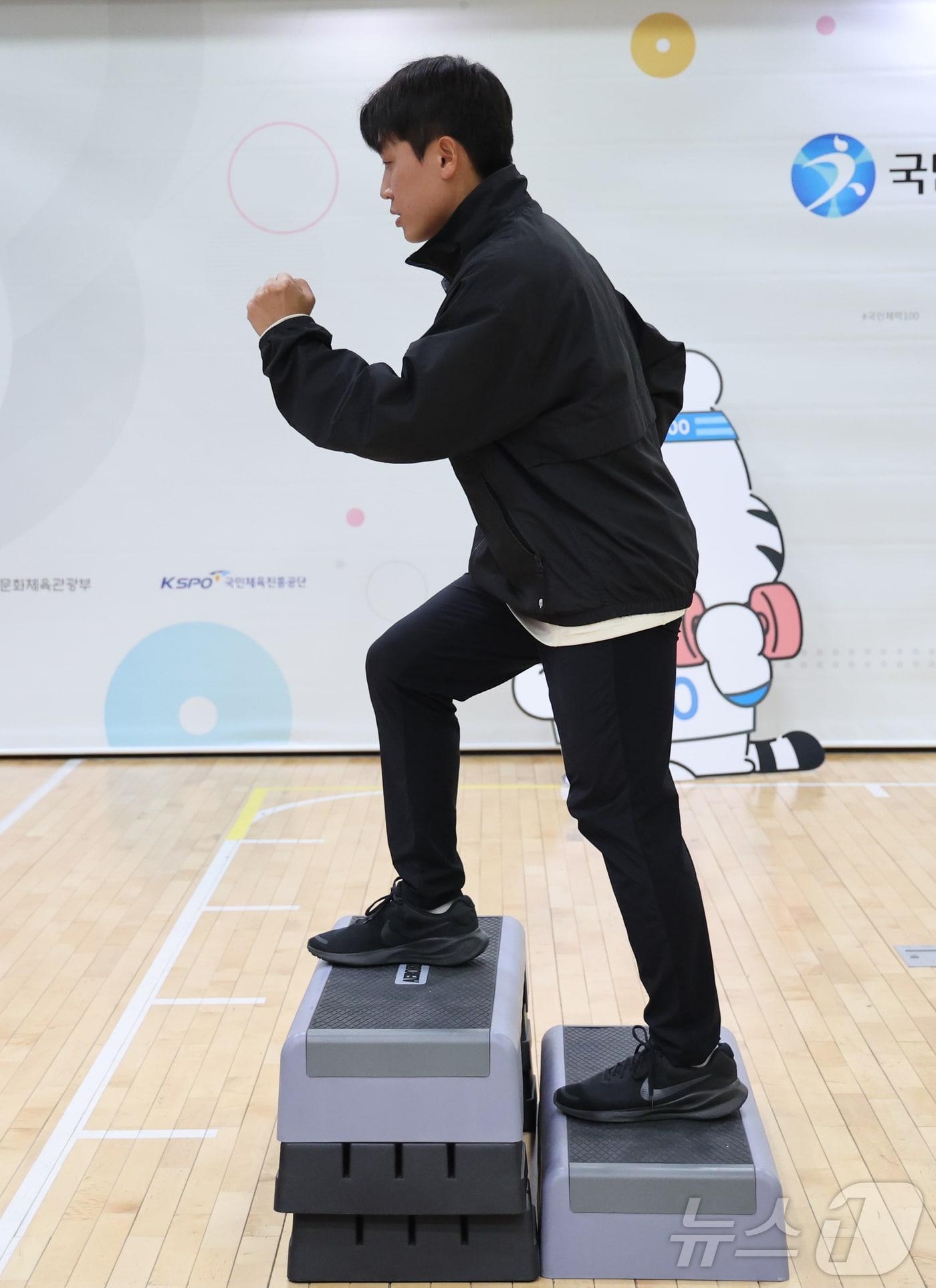 본문 이미지 - 최영우 국민체육진흥공단 운동처방사가 27일 서울 송파구 국민체력 100 KSPO 송파체력인증센터에서 뉴스1과 인터뷰에 앞서 계단 오르내리기 운동법을 설명하고 있다. 2024.11.27/뉴스1 ⓒ News1 황기선 기자