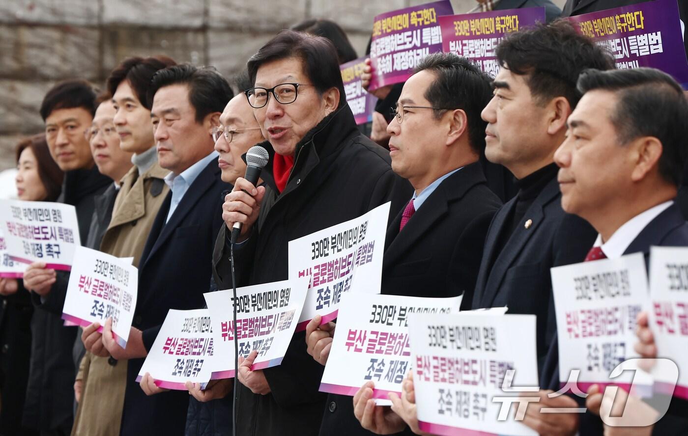 본문 이미지 - 박형준 부산시장이 27일 오후 서울 여의도 국회 본관 계단 앞에서 '부산 글로벌허브도시 특별법 제정 촉구 천막농성에 앞서 기자회견을 하고 있다. 2024.11.27/뉴스1 ⓒ News1 김민지 기자