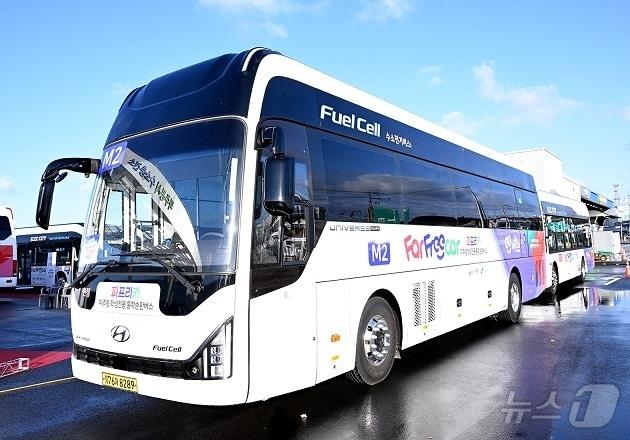 본문 이미지 - 파주시 학생전용 통학순환버스 '파프리카'. 오는 12월 2일부터 북파주 지역을 운행하게 될 파프리카 수소버스. (파주시 제공)