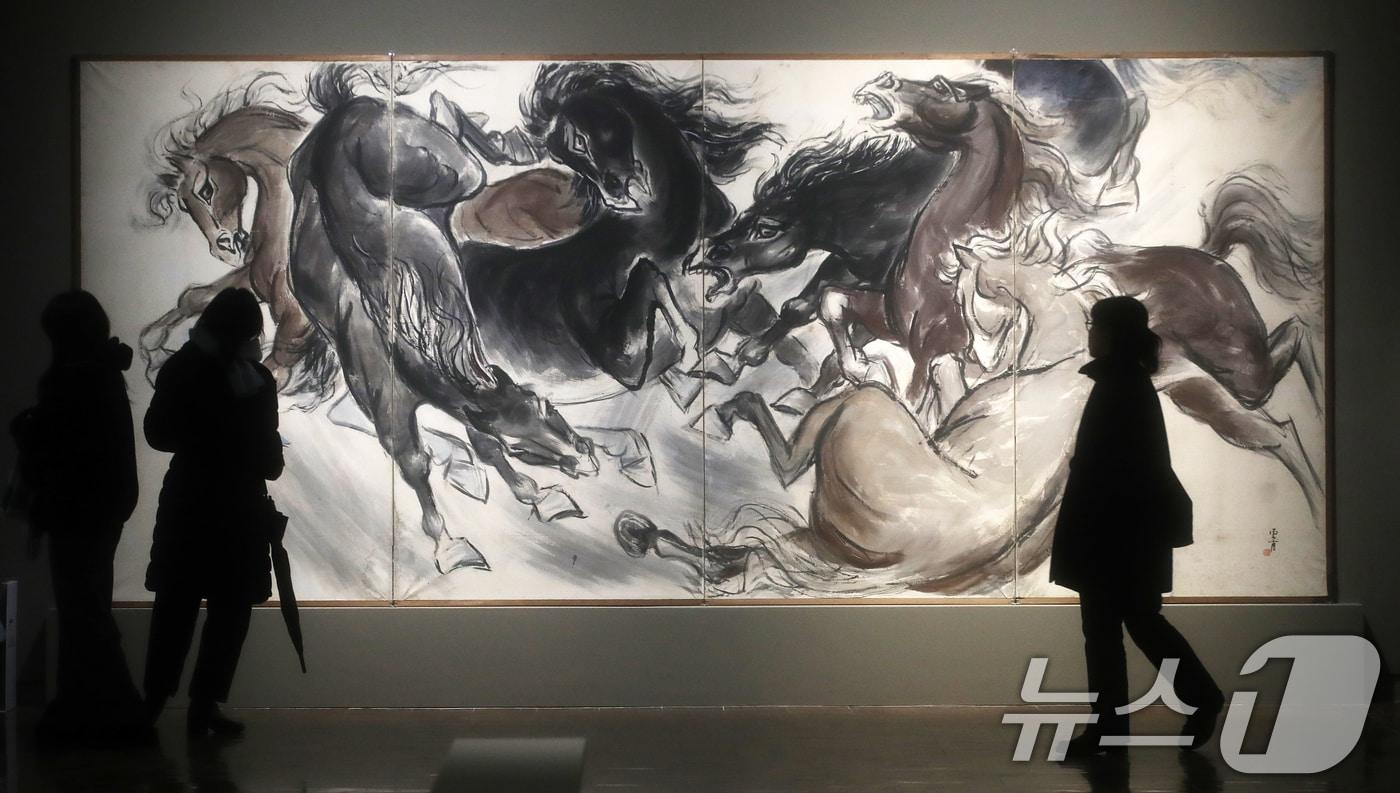 본문 이미지 - 27일 오후 서울 중구 국립현대미술관 덕수궁관에서 열린 '수묵별미(水墨別美): 한·중 근현대 회화' 언론공개회에서 참석자들이 전시물을 관람하고 있다. 한국과 중국의 국립 미술관인 국립현대미술관과 중국미술관이 소장한 대표 근현대 수묵채색화를 선보이는 이번 전시는 오는 28일부터 내년 2월 16일까지 개최된다. 2024.11.27/뉴스1 ⓒ News1 오대일 기자