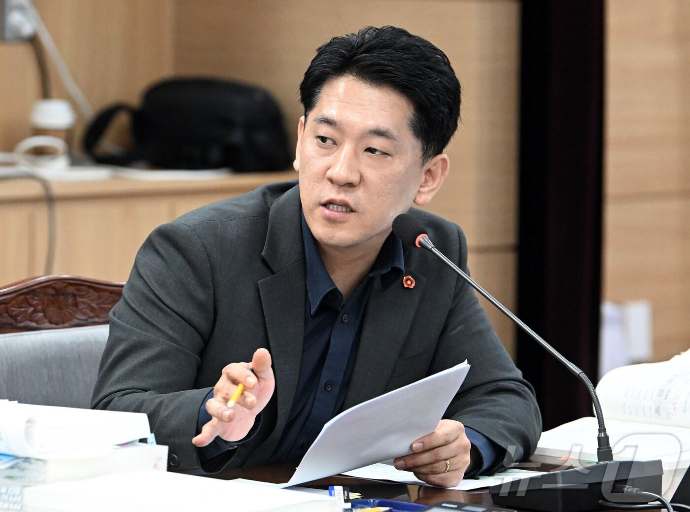 본문 이미지 - 제주특별자치도의회 예산결산특별위원회 한권 부위원장(더불어민주당·제주시 일도1동·이도1동·건입동)이 27일 제433회 도의회 제2차 정례회 예결특위 제3차 회의에서 발언하고 있다.(제주특별자치도의회 제공)