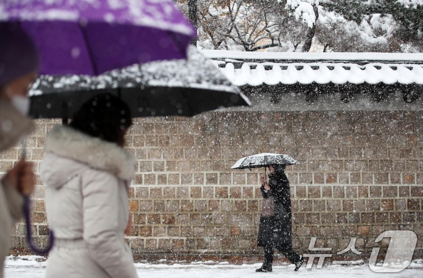 시민들이 우산을 든 채 발걸음을 옮기고 있다. (사진은 기사 내용과 무관함) / 뉴스1 ⓒ News1