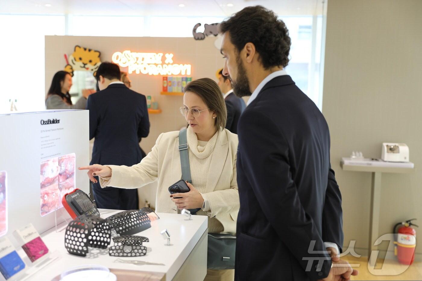 맨딕대학 관계자들은 협약 체결을 기념해 서울 강서구의 오스템임플란트 중앙연구소와 부산의 생산총괄본부를 방문해 임플란트 연구개발, 생산자동화 시설 등을 둘러봤다(오스템임플란트 제공)