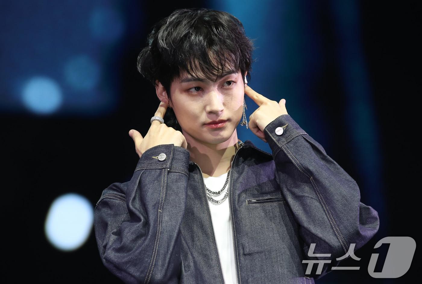 갓세븐 제이비(JAY B)가 27일 서울 광진구 예스24라이브홀에서 가진 첫 번째 솔로 정규앨범 ‘Archive 1: [Road Runner]’(아카이브 원 로드 러너) 쇼케이스에서 포즈를 취하고 있다. 2024.11.27/뉴스1 ⓒ News1 권현진 기자