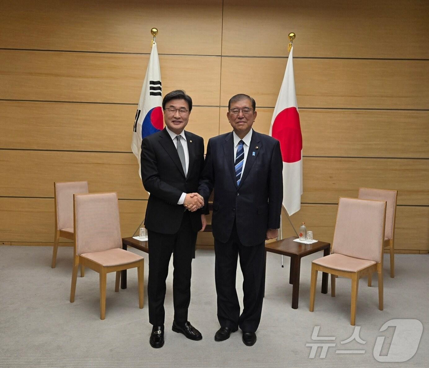 본문 이미지 - 김대식 국민의힘 의원(왼쪽)이 27일 일본 도쿄 총리 관저에서 이시바 시게루 일본 총리를 만나 한일 양국 국익을 위한 현안을 논의했다.(김대식 의원실 제공)