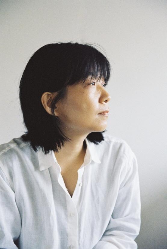 본문 이미지 - 올해의 작가에 선정된 한강(교보문고 제공) ⓒ전예슬