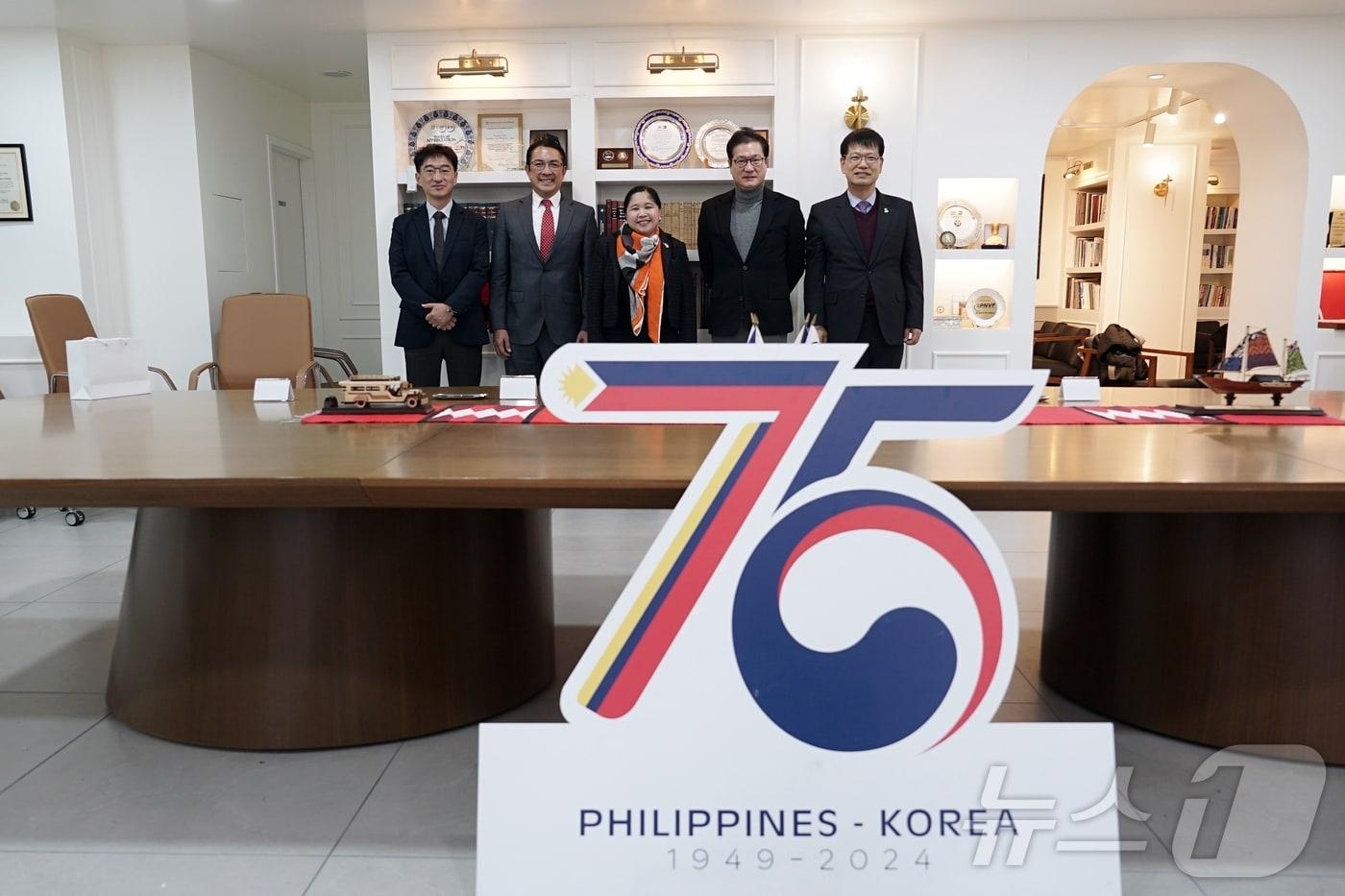 본문 이미지 - 강원 평창군이 27일 주한 필리핀 대사관에서 2018평창기념재단, 필리핀 봅슬레이루지스켈레톤협회(PNBLSA), 대한봅슬레이스켈레톤경기연맹(KBSF)과 동계스포츠 지속 발전과 상호 협력을 위한 관계 기관 업무협약을 체결하고 있다. (평창군 제공) 2024.11.27/뉴스1