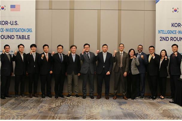 본문 이미지 - 대검찰청과 관세청, 경찰청, 특허청, 해양경찰청은 전날(26일) 그랜드 인터컨티넨탈 파르나스 호텔에서 미국 미국 연방수사국(FBI), 산업보안국(BIS), 국토안보수사국(HSI) 등 연방 법집행기관과 '기술유출 한·미 제2차 라운드테이블' 회의를 개최했다고 27일 밝혔다. (대검찰청 제공)