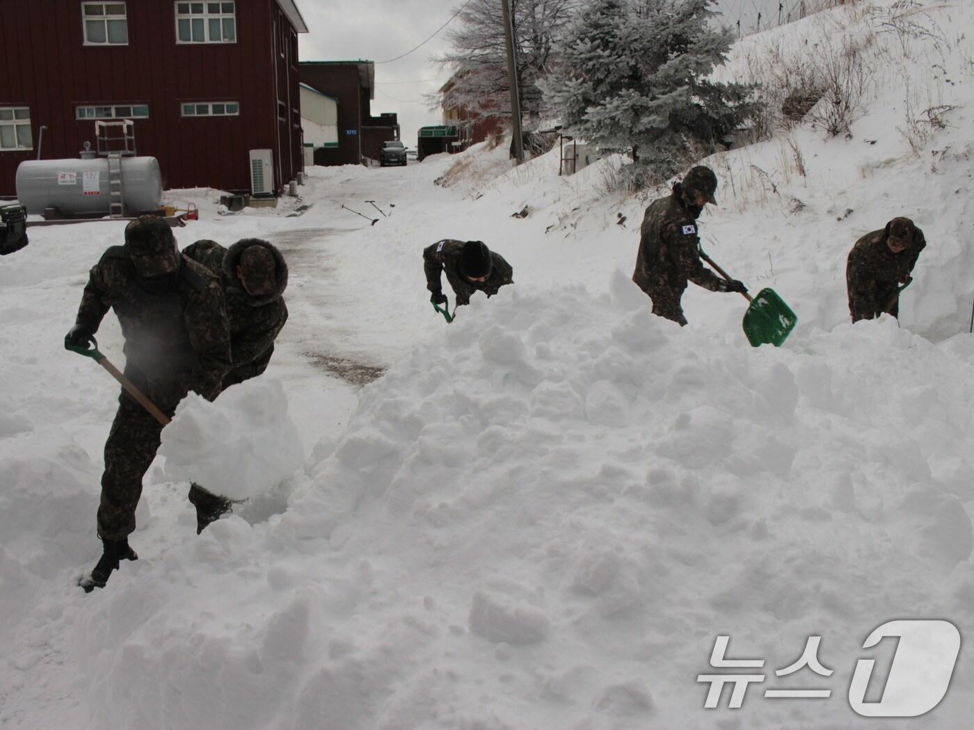본문 이미지 - 올해 첫눈이 내린 27일 수도권에 위치한 미사일방어부대 장병들이 제설작전을 수행하고 있다. (공군 제공) 2024.11.27/뉴스1