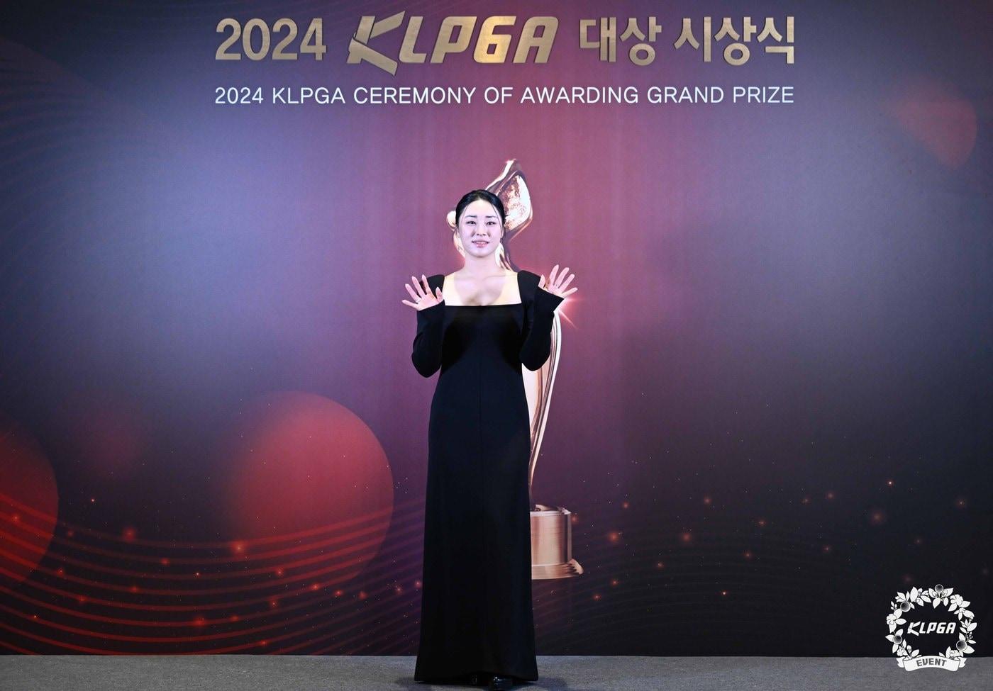 윤이나가 27일 열린 KLPGA 시상식에 앞서 포토월에서 검은색 드레스를 입고 포즈를 취하고 있다. (KLPGA 제공)
