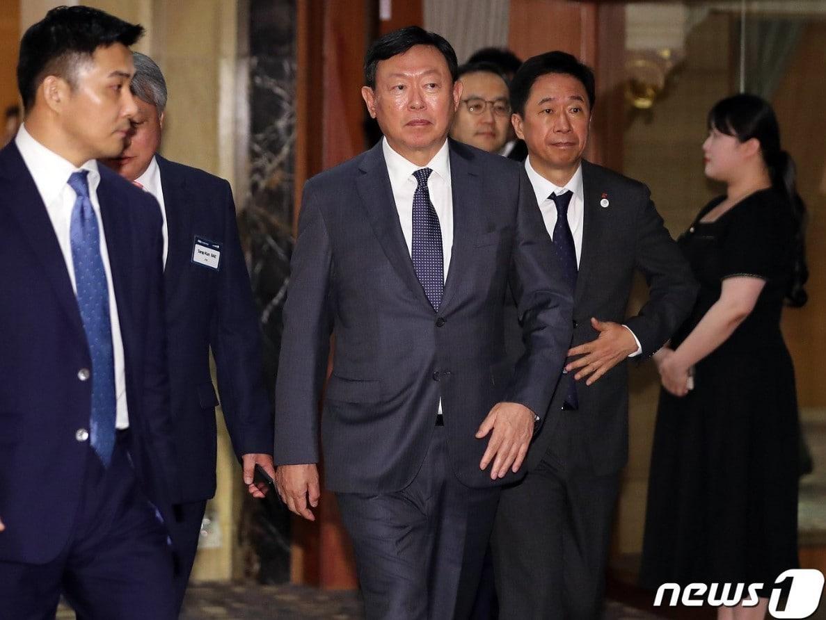 본문 이미지 - 신동빈 롯데그룹 회장(사진 가운데).2023.7.28/뉴스1 ⓒ News1 김진환 기자