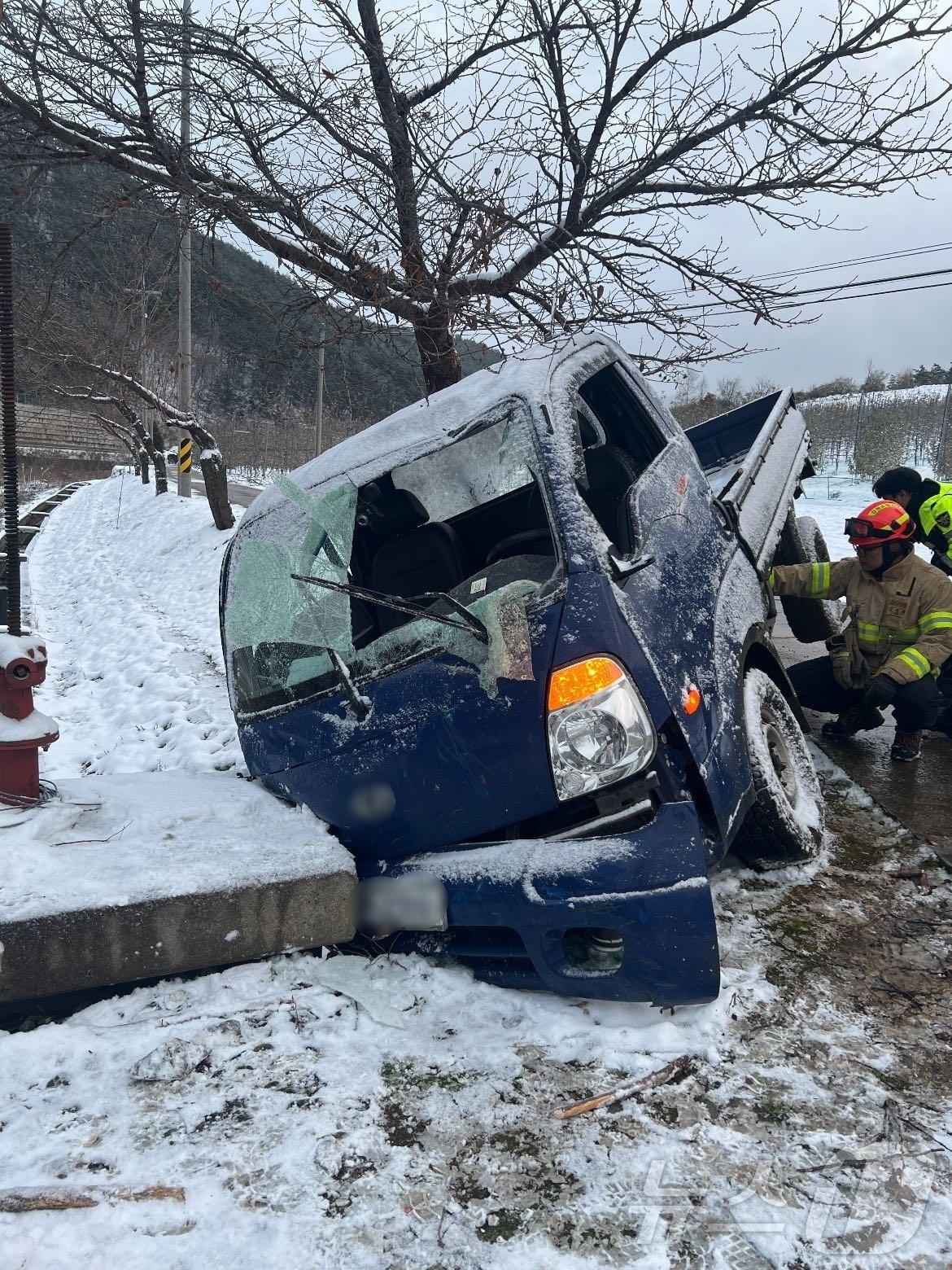 본문 이미지 - 강원 정선 임계면 문래리 1톤 트럭 눈길에 미끄러져 전복 사고.(강원도소방본부 제공)