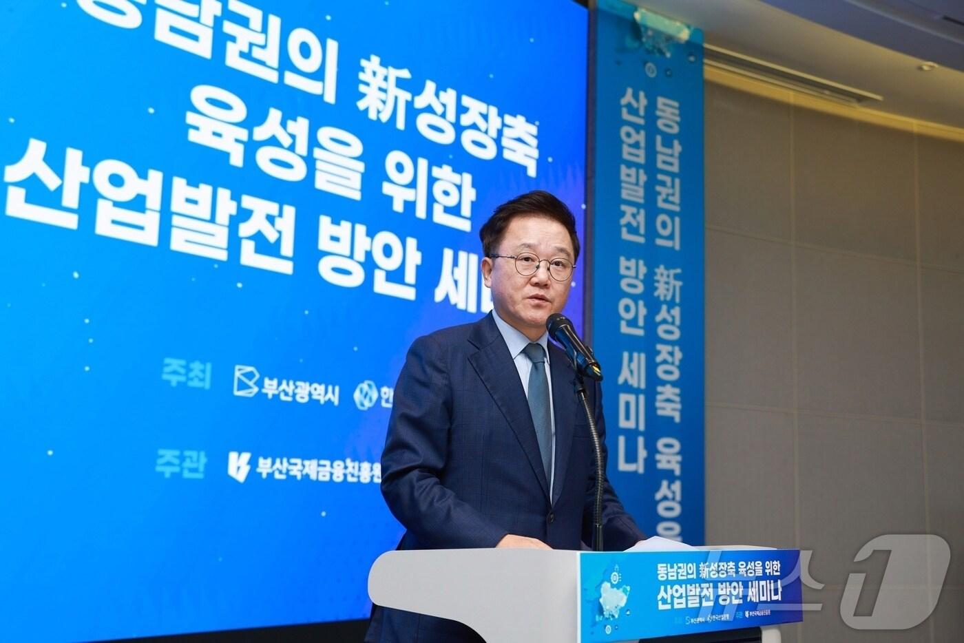 강석훈 산업은행 회장이 27일 부산 누리마루 APEC 하우스에서 열린 '동남권 신성장축 육성을 위한 산업발전 방안 세미나'에서 발언하고 있다.