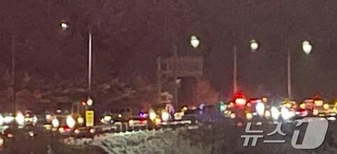 본문 이미지 - 27일 오후 5시 50분쯤 강원 원주시 호저면 만종리의 한 도로에서 40중 추돌사고가 발생했다는 신고가 접수돼 소방이 조치에 나서고 있다. (독자 제공) 2024.11.27/뉴스1