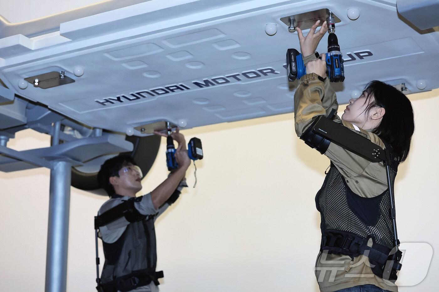 27일 경기 고양시 일산서구 현대모터스튜디오에서 열린 현대자동차 웨어러블 로봇 테크데이에서 착용 로봇 '엑스블 숄더'가 공개되고 있다. 2024.11.28/뉴스1 ⓒ News1 박정호 기자