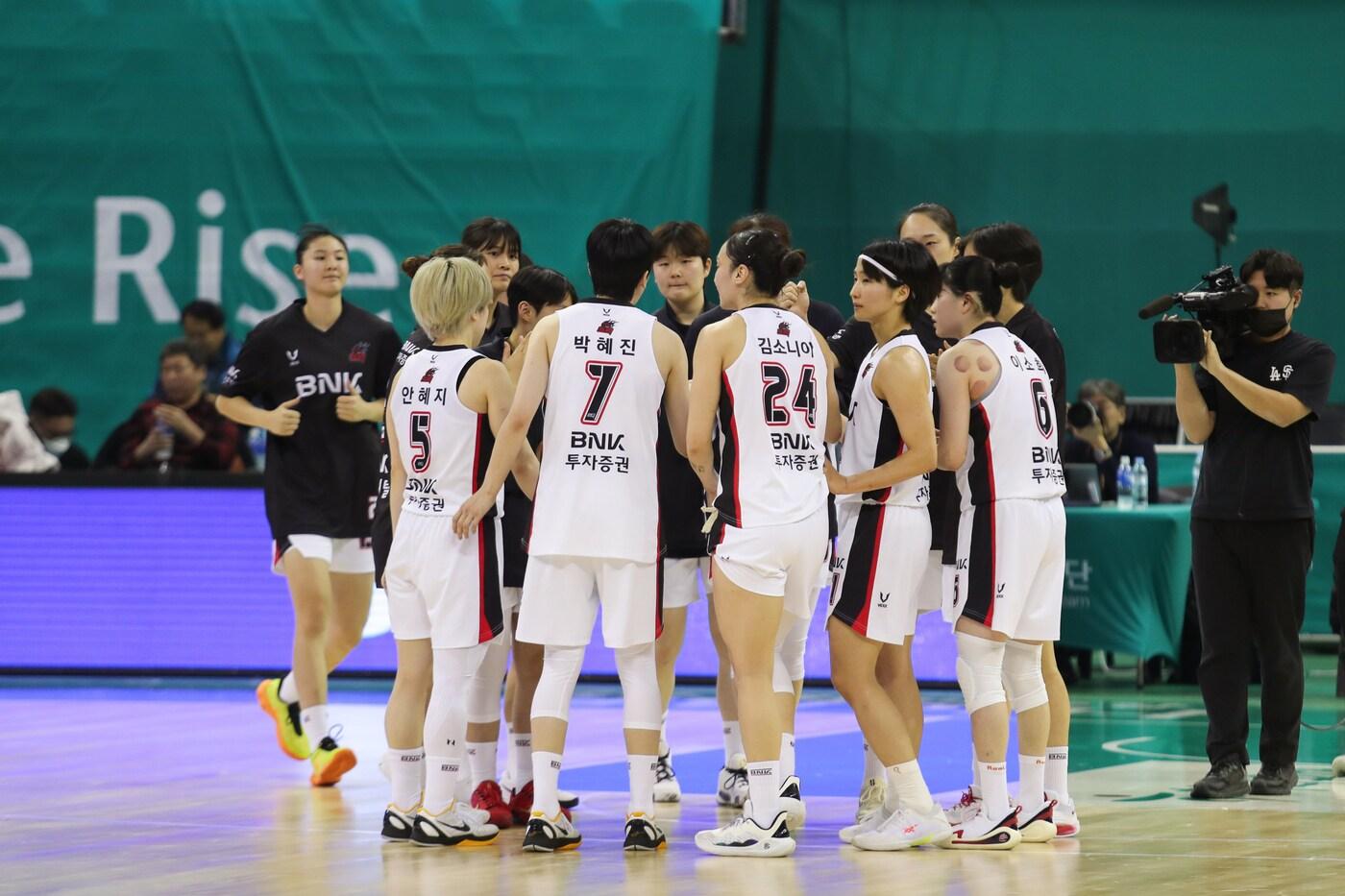 본문 이미지 - 여자 프로농구 선두를 질주한 부산 BNK. (WKBL 제공)