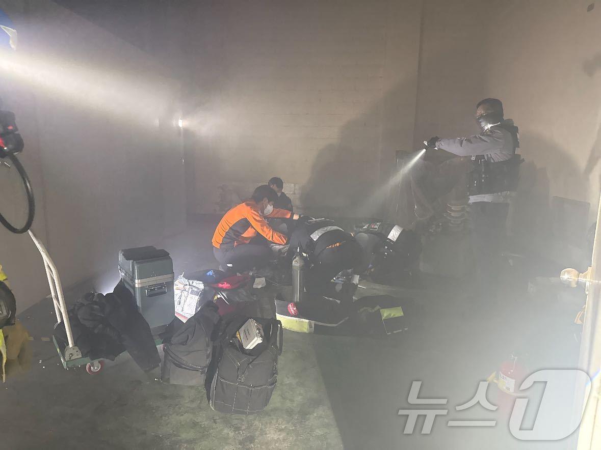 본문 이미지 - 27일 오후 강원 춘천시 요선동의 은행 건물 2층 수변전실에서 전기안전 점검을 하던 전기안전공사 직원 A 씨(40)가 감전되는 사고가 났다.(강원도소방본부 제공) 2024.11.27/뉴스1